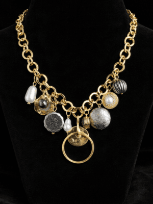 Collar dorado con abalorios en expositor