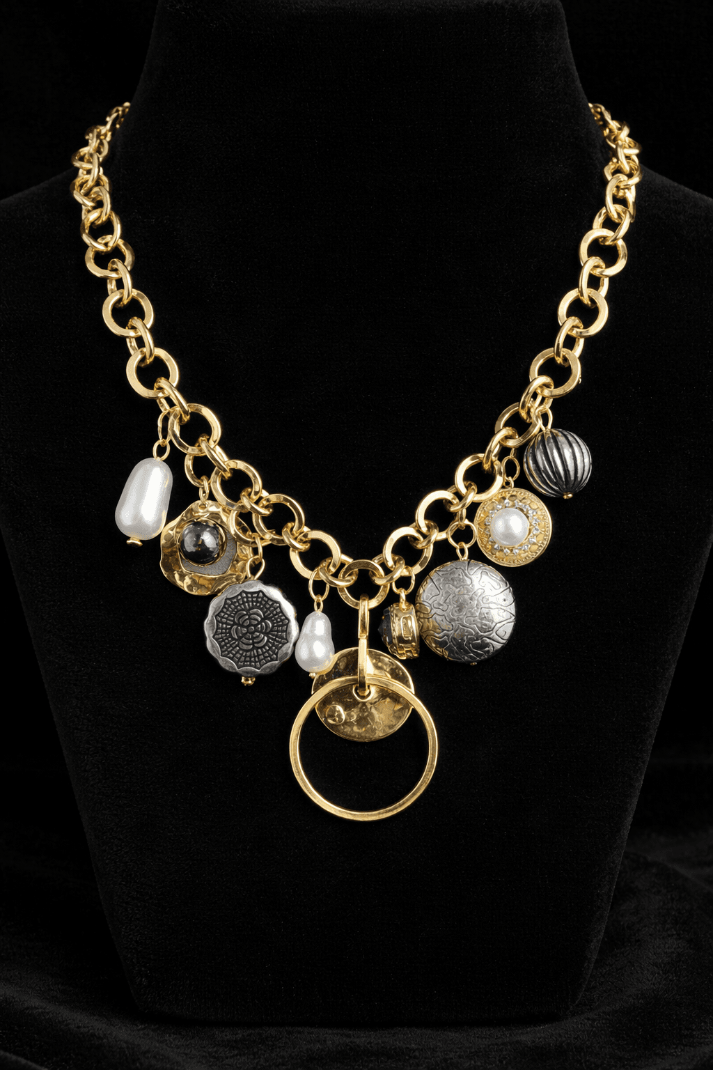Collar dorado con abalorios en expositor