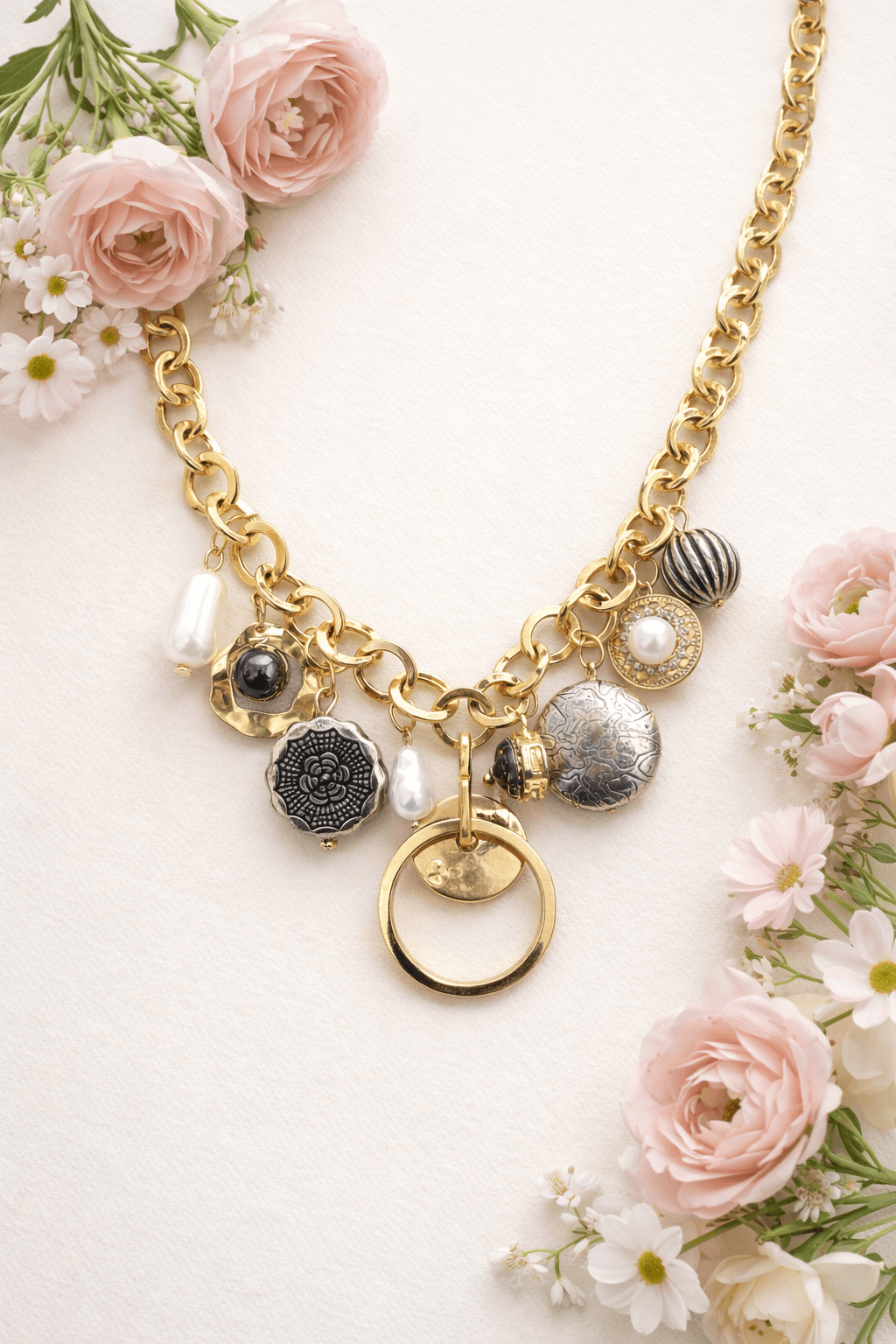 Collar Dorado Multicharms Perla & Relieves - Imagen 2
