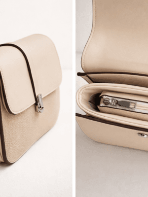 Bolso bandolera beige pequeño y elegante