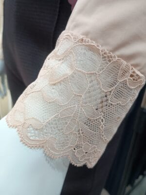 Camiseta Ysabel Mora 19049 color Nude. Detalle puño de encaje.