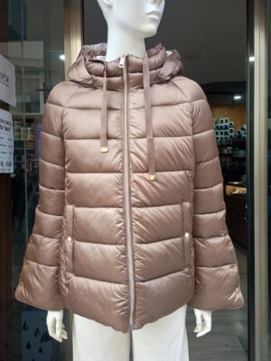 Anorak acolchado de mujer Ellen Rose en color topo luminoso con capucha desmontable, vista delantera.