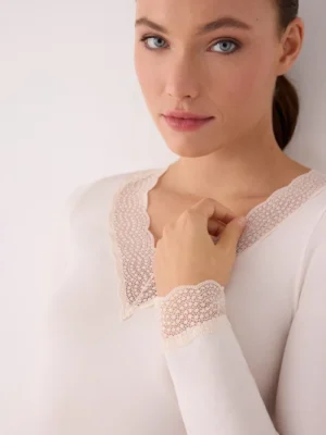 Detalle del encaje de la camiseta Ysabel Mora 19565 en color panacotta