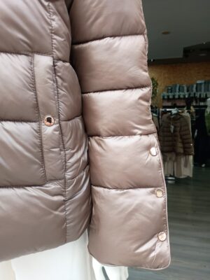 Detalle de los botones dorados en la manga y el bolsillo del anorak acolchado Ellen Rose topo luminoso.