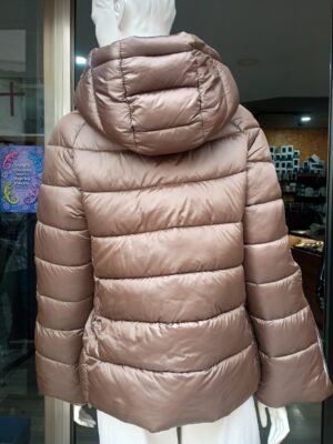 Vista trasera del anorak acolchado de mujer Ellen Rose topo luminoso con capucha.