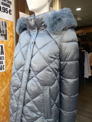 Detalle del cuello alto, capucha con pelo desmontable y bolsillo exterior del anorak.
