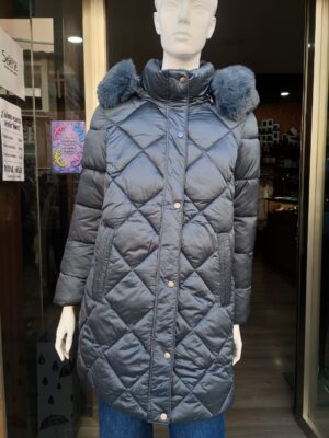 Anorak largo de mujer azul grisáceo con acolchado geométrico, vista delantera cerrado.