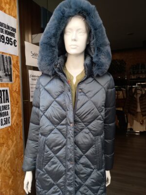 Anorak acolchado de mujer con la capucha puesta y borde de pelo al tono.