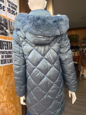 ista trasera del anorak largo azul grisáceo con capucha desmontable.