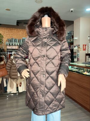Anorak largo de mujer marrón chocolate con acolchado de rombos y capucha, vista delantera.